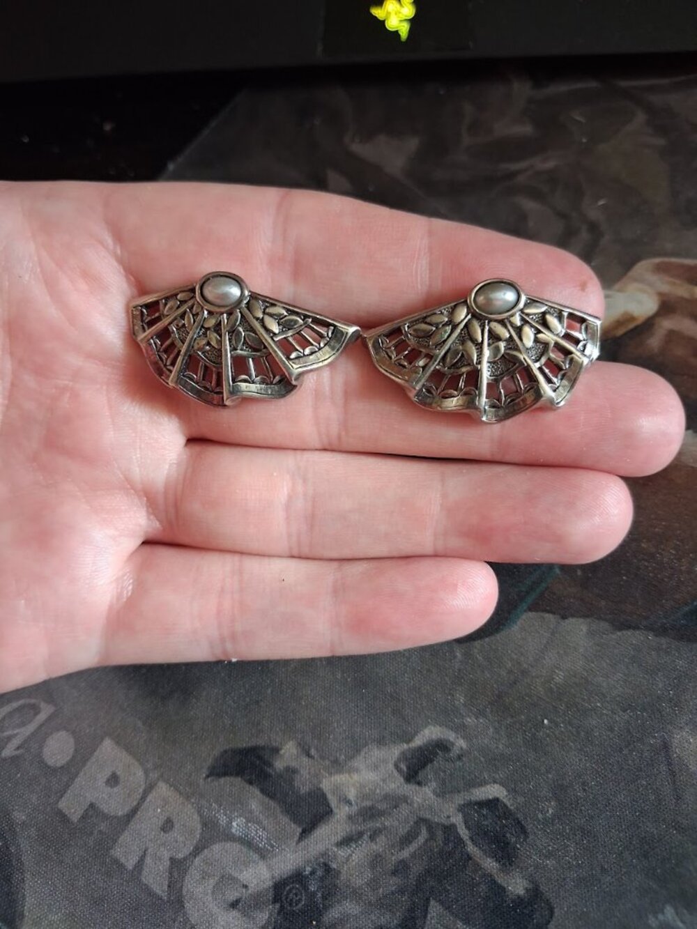 Vintage Fan stud earrings